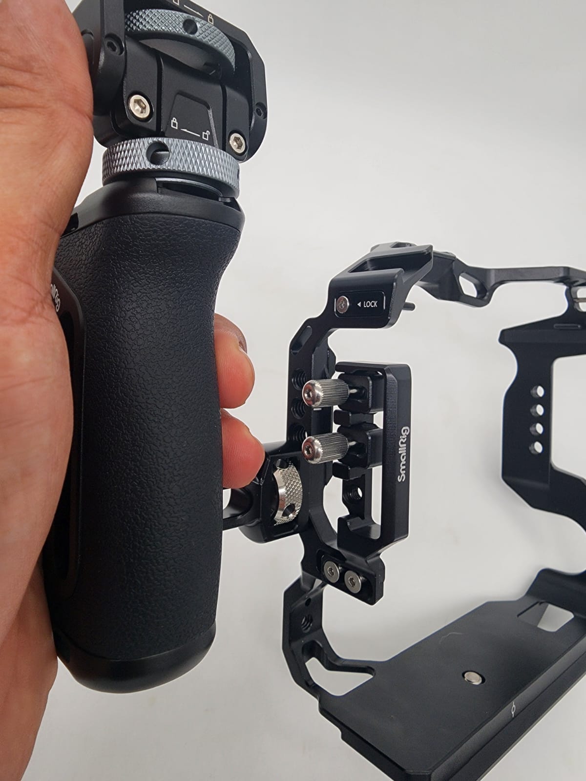 Cage for Canon EOS R5 / R6 / R5C / R6 Mark II with BG-R10 Cage for Canon EOS R5 / R6 / R5C / R6 Mark II with BG-R10